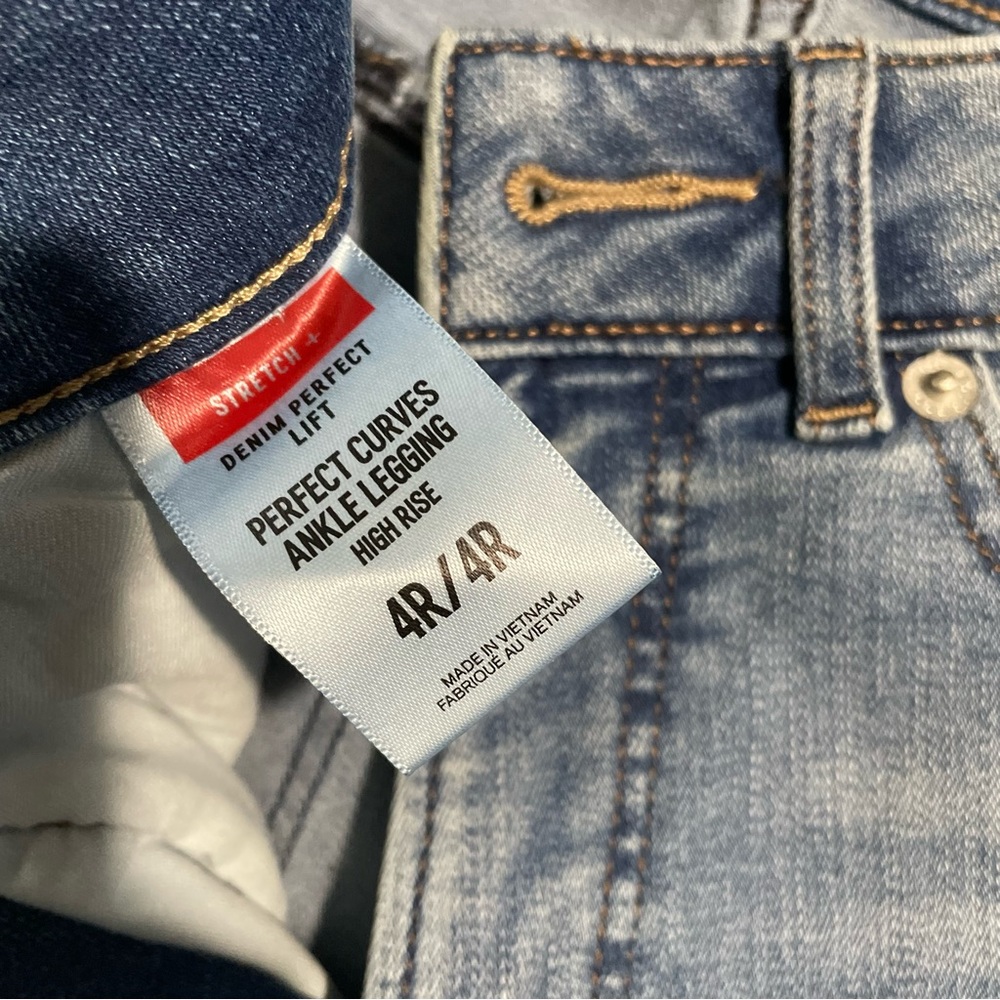 Like New Womans Express Jeans - Picture 3 of 6